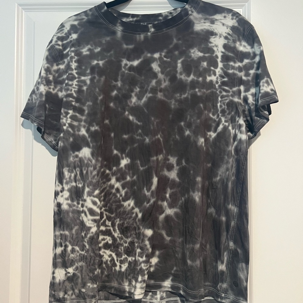 Acid wash basic women’s lululemon shirt